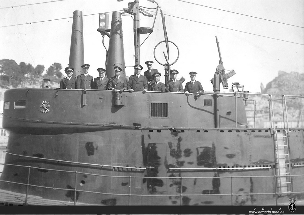 Dotación del "General Mola" en Soller en el año 1937. La bahía de Soller en Mallorca fue elegida como base de operaciones para los submarinos nacionales durante la Guerra Civil.